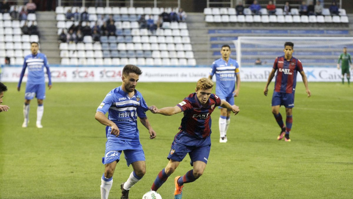 Guillem Martí és tirat a terra per un jugador de l’Atlètic Llevant, en una acció del partit d’ahir.