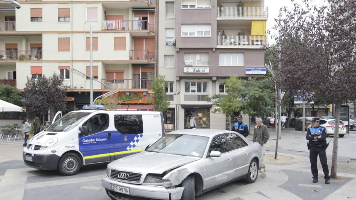 El vehicle accidentat va acabar al mig de la plaça Ricard Viñes sense causar cap ferit.