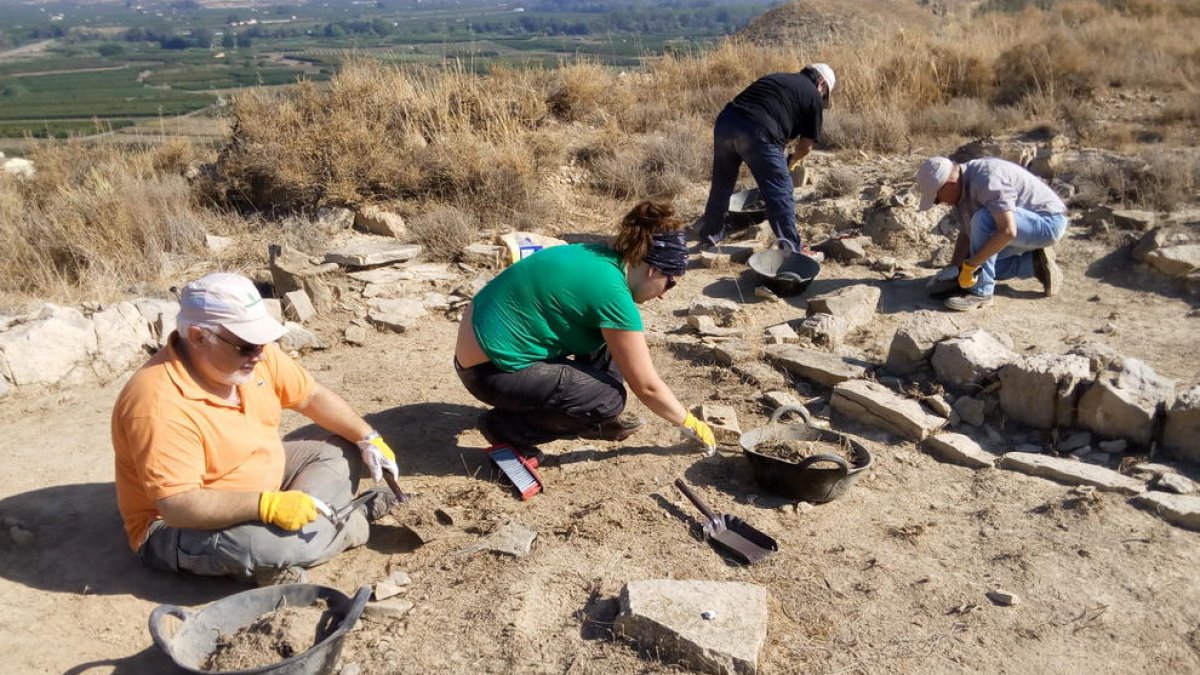 Treballs d’excavació al jaciment arqueològic de la serra del Calvari, a la Granja d’Escarp.