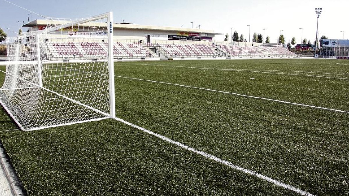 Un camp de futbol de gespa artificial a Lleida ciutat.