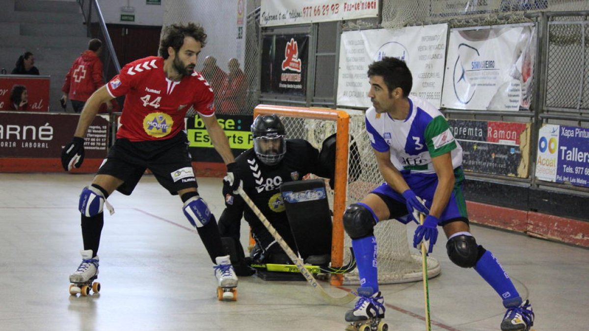 Borja López, autor del primer gol llistat, intenta marcar davant de Navarro.