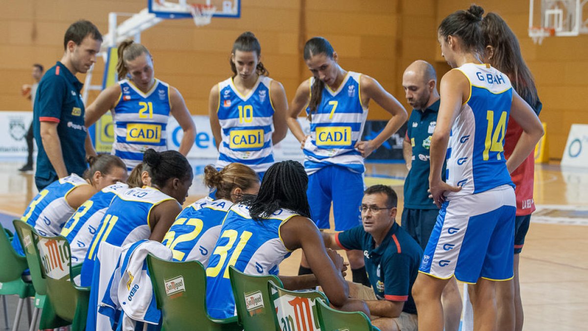 Joan Carles Pié dóna instruccions a les jugadores durant un temps mort.