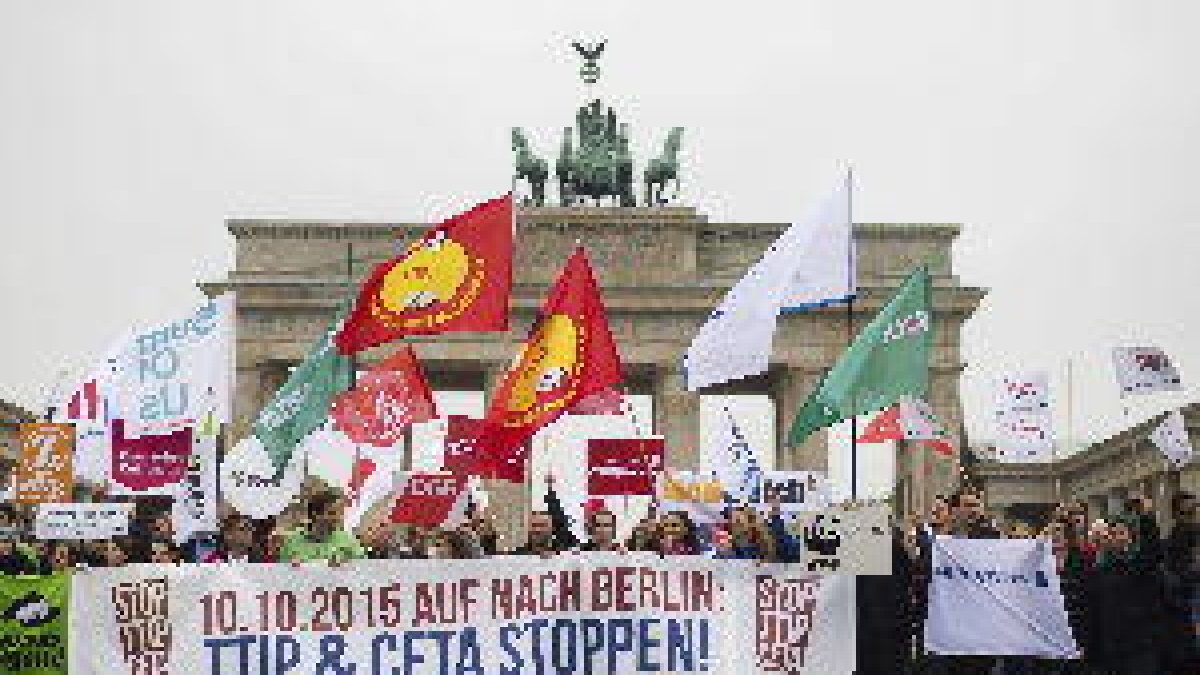 El TC alemany dóna llum verda a què Berlín aprovi l’acord UE-Canadà amb condicions