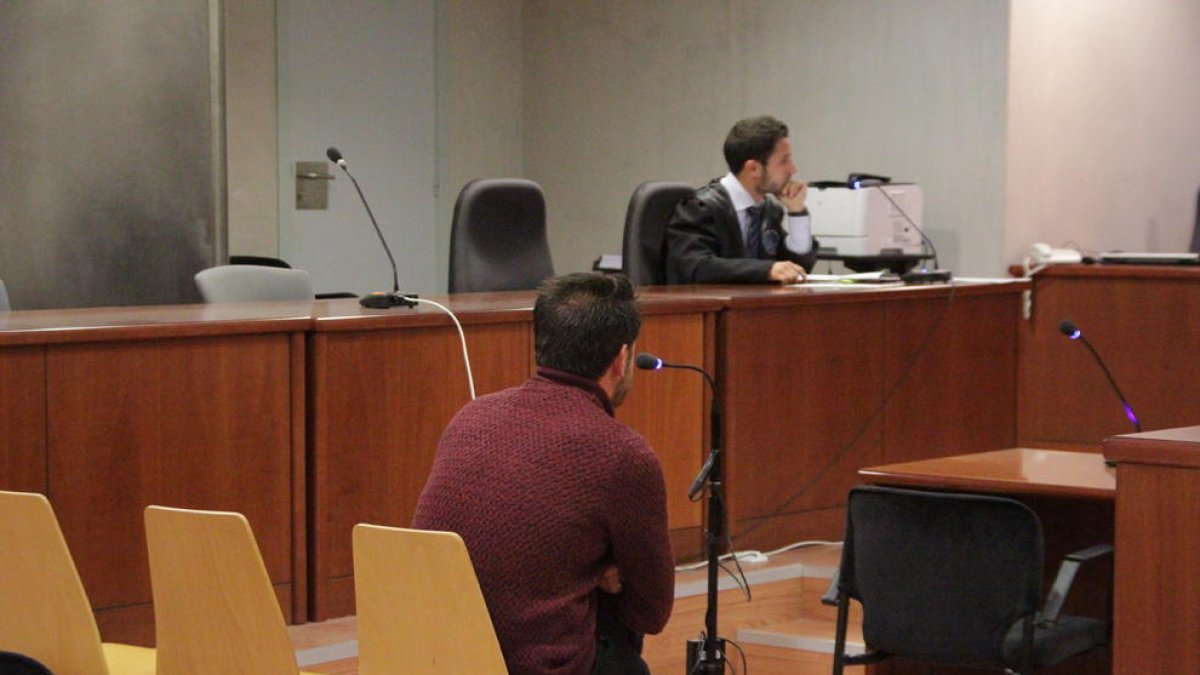 Vista de l’acusat ahir durant el judici celebrat a l’Audiència Provincial de Lleida.