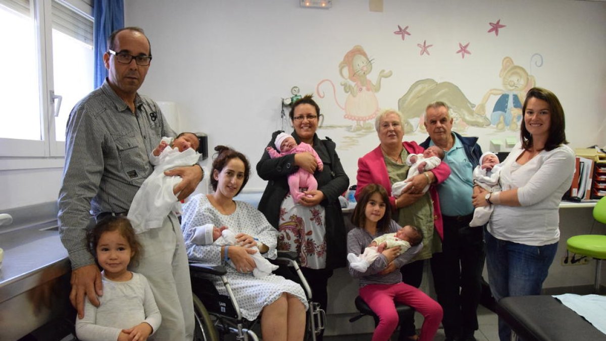 Els sis nadons, amb les seues famílies, dimecres al niu de l’hospital de la Seu d’Urgell.