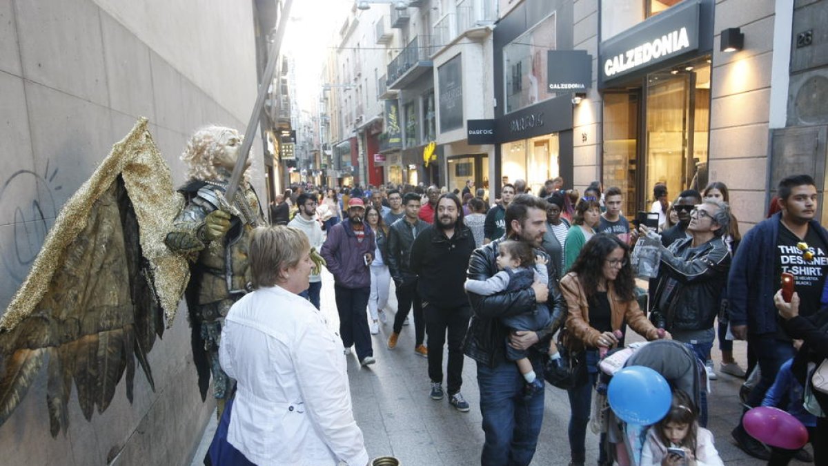 Dos de les estàtues humanes que ahir van animar l’Eix Comercial, amb les quals es van fotografiar nombrosos ciutadans.