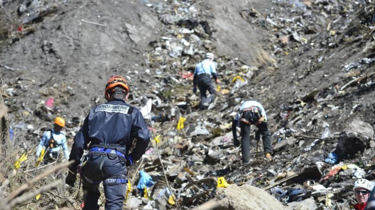 Imatge d’arxiu dels equips de rescat mentre treballen al lloc de la catàstrofe aèria.