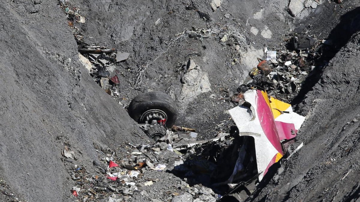 Restos del avión de la ruta Barcelona-Düsseldorf de Germanwings que se estrelló en marzo del 2015 en los Alpes franceses.