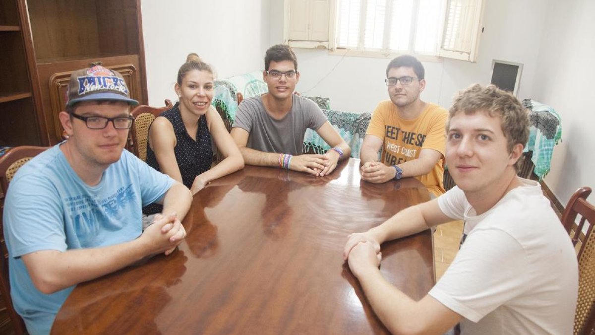 Foto de familia de los cuatro jóvenes, junto con la monitora, que participaron la semana pasada en el proyecto en Tornabous.