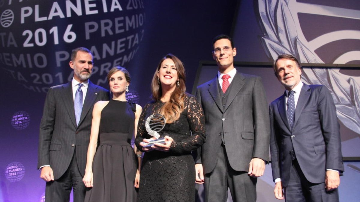 Dolores Redondo, acompanyada de Marcos Chicot, els reis d’Espanya i el president del grup Planeta.