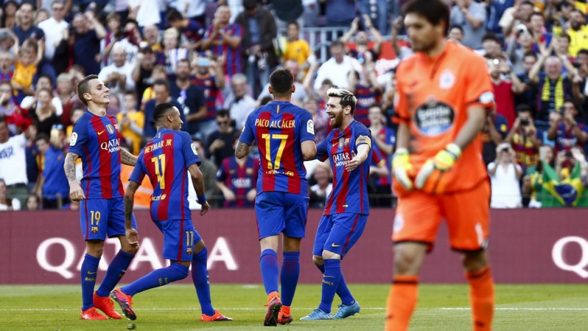 Messi celebra el seu gol al costat de Neymar, Paco Alcácer i el francès Digne.