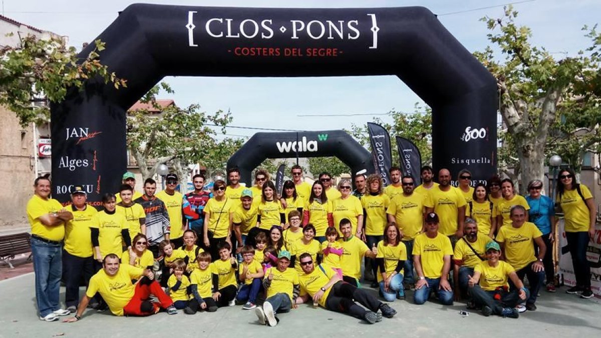 Foto de família amb alguns dels participants de la prova.