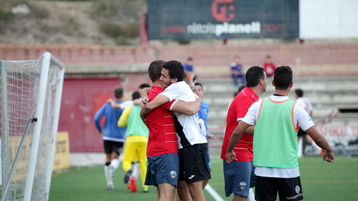 Un jugador del Lleida B abraça el tècnic, Gerard Albadalejo, en la victòria aconseguida ahir.