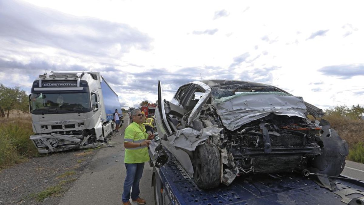 Vista del camió i del vehicle (que conduïa la víctima) després de xocar a l’N-240 al terme municipal de Vinaixa.