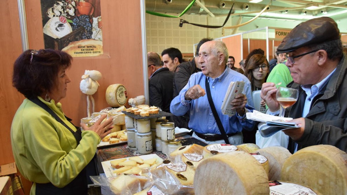 Una de les parades de formatges de la Fira de Sant Ermengol.