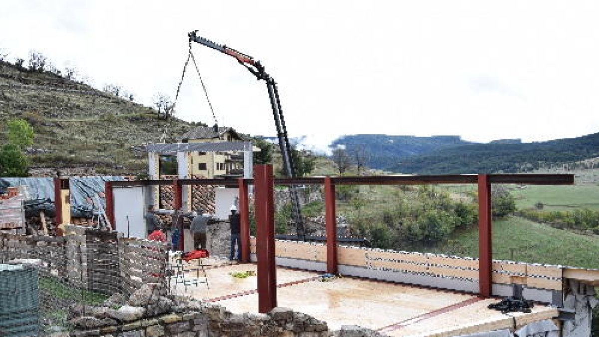 Imatge de les obres d’un dels allotjaments rurals de Taús.