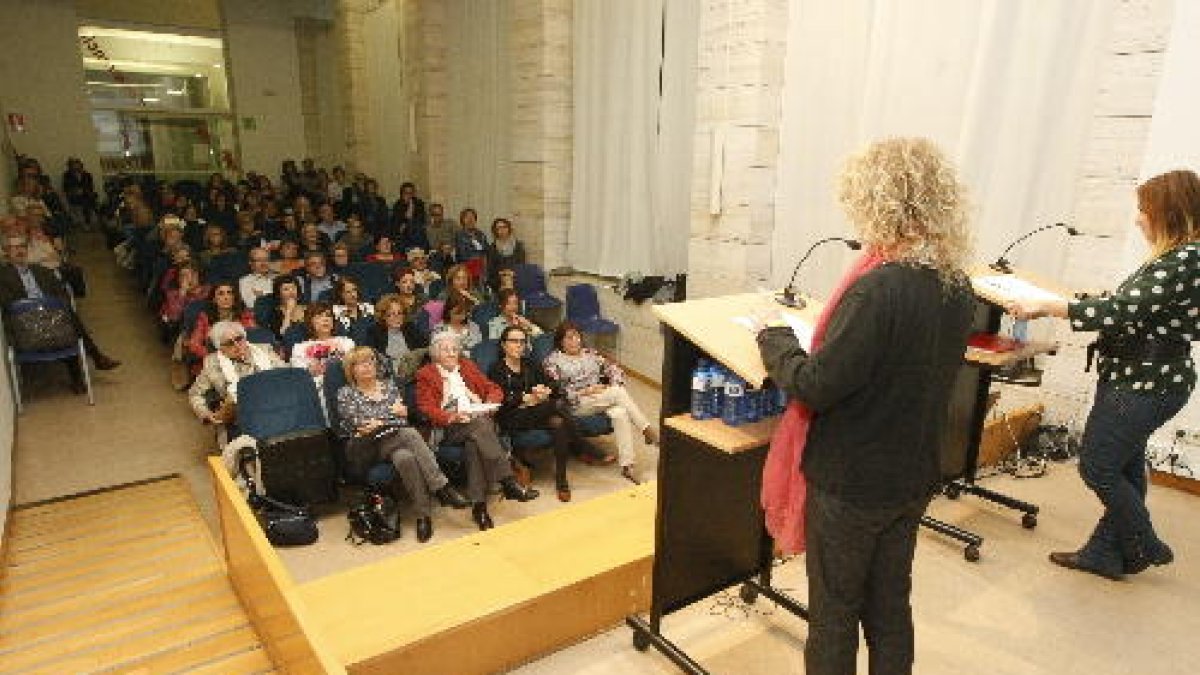 La Biblioteca Pública de Lleida va acollir la celebració de la primera edició del Dia de les Escriptores.