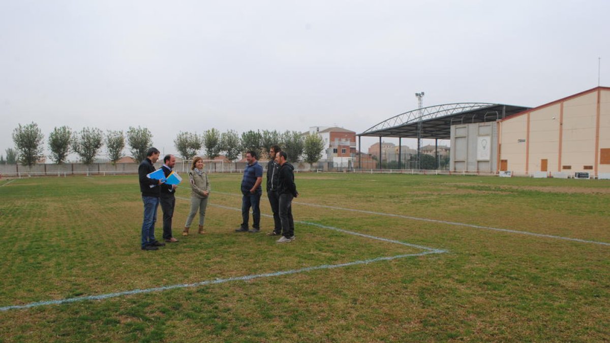 El consistori, l’empresa i tècnics del consell, al camp.