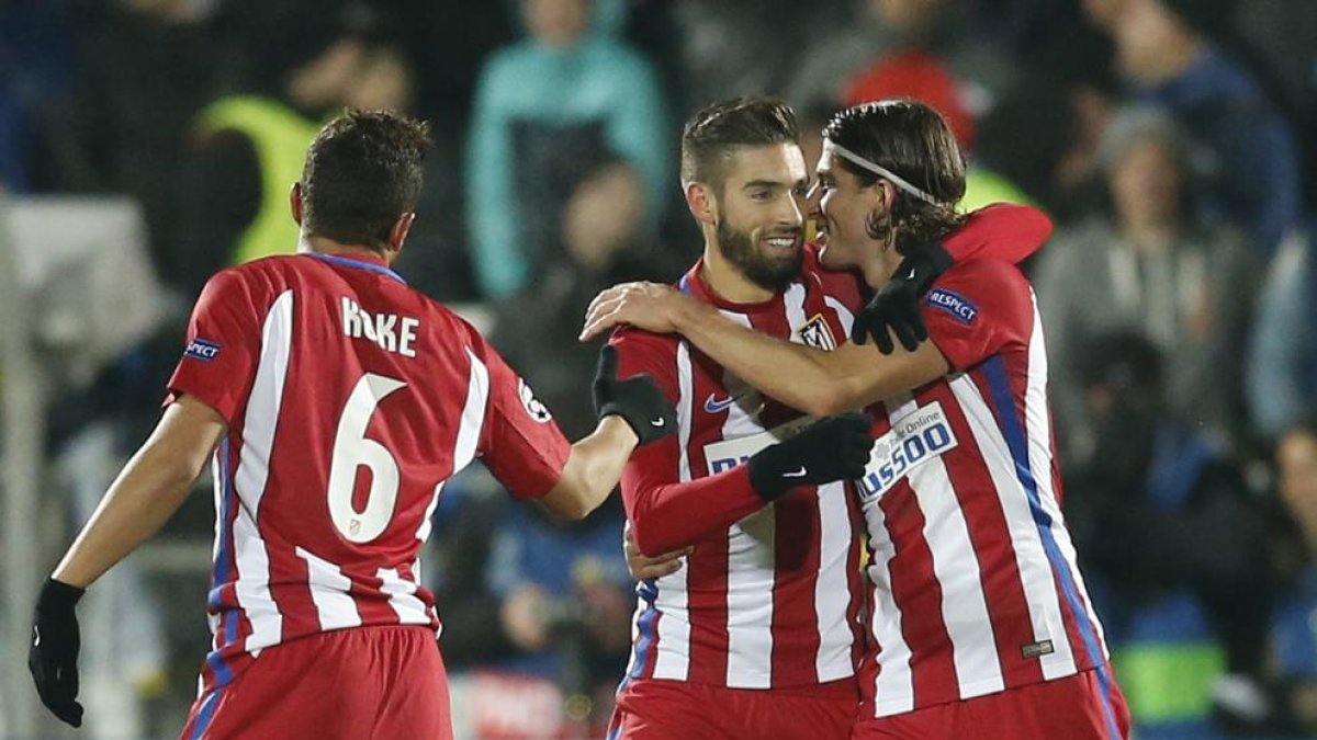 Koke, Yannick Carrasco i Filipe Luis celebren l’únic gol.