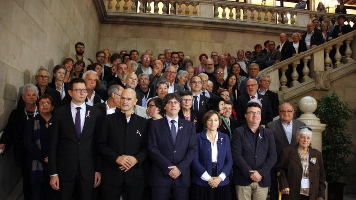 Govern, diputats i familiars de les víctimes del franquisme ahir al Parlament.