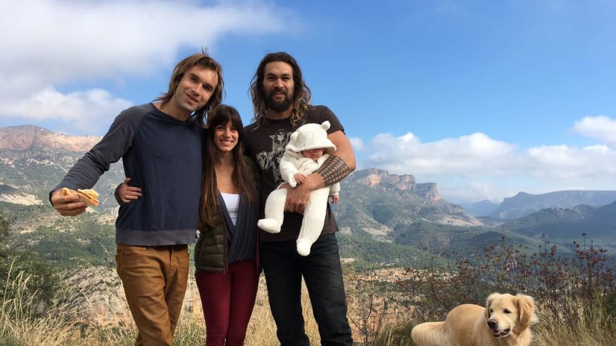 L’actor hawaià Jason Momoa al pantà de Camarasa (esquerra) i Chris Sharma, Jimena Alarcón i Jason Momoa sostenint Alana (dreta).