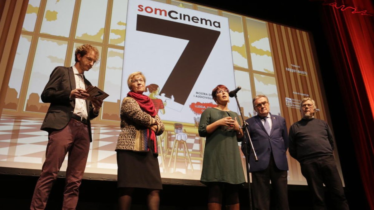 La directora del Som Cinema, al centre, amb les autoritats i el presentador de la gala.