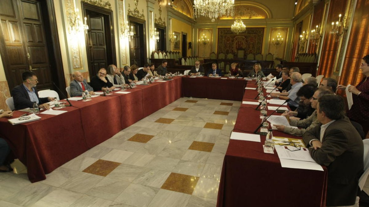 El saló de plens de la Paeria va acollir ahir la primera reunió del Consell Municipal del Patrimoni.