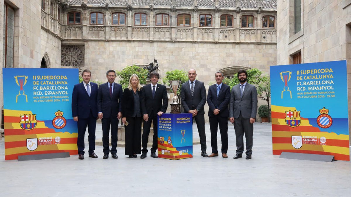 Foto de família de la presentació de la Supercopa al Palau.