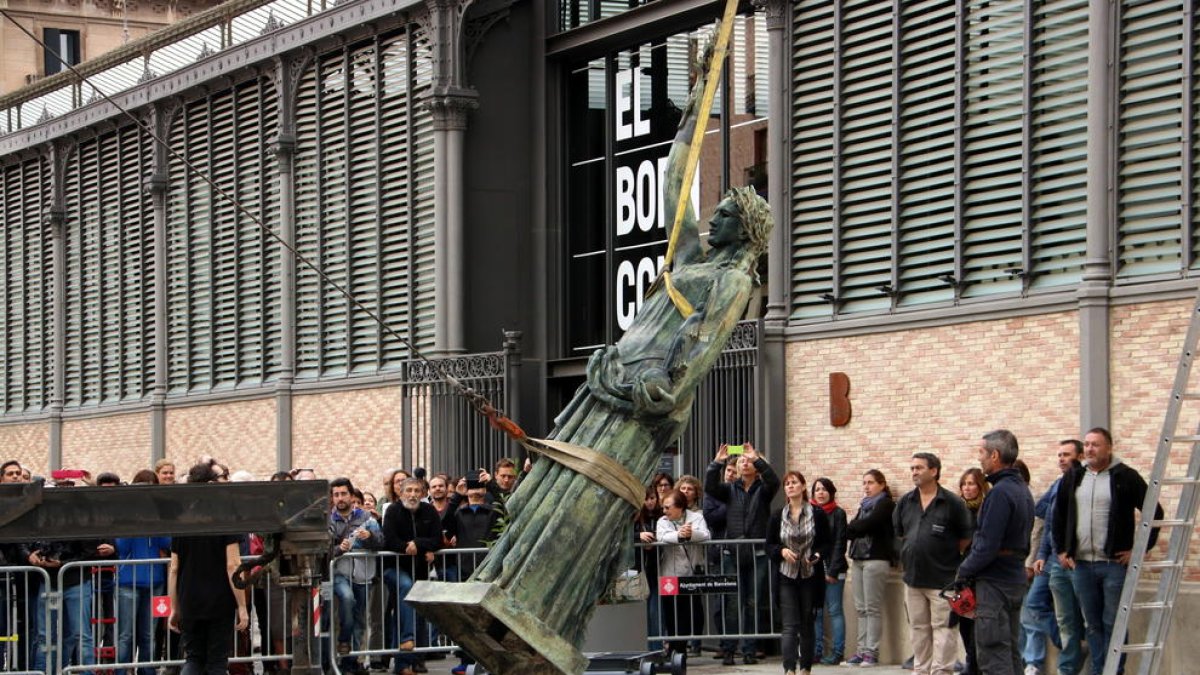L’ajuntament va decidir retirar també l’estàtua de ‘La Victòria’ després de la demolició de la de Franco.