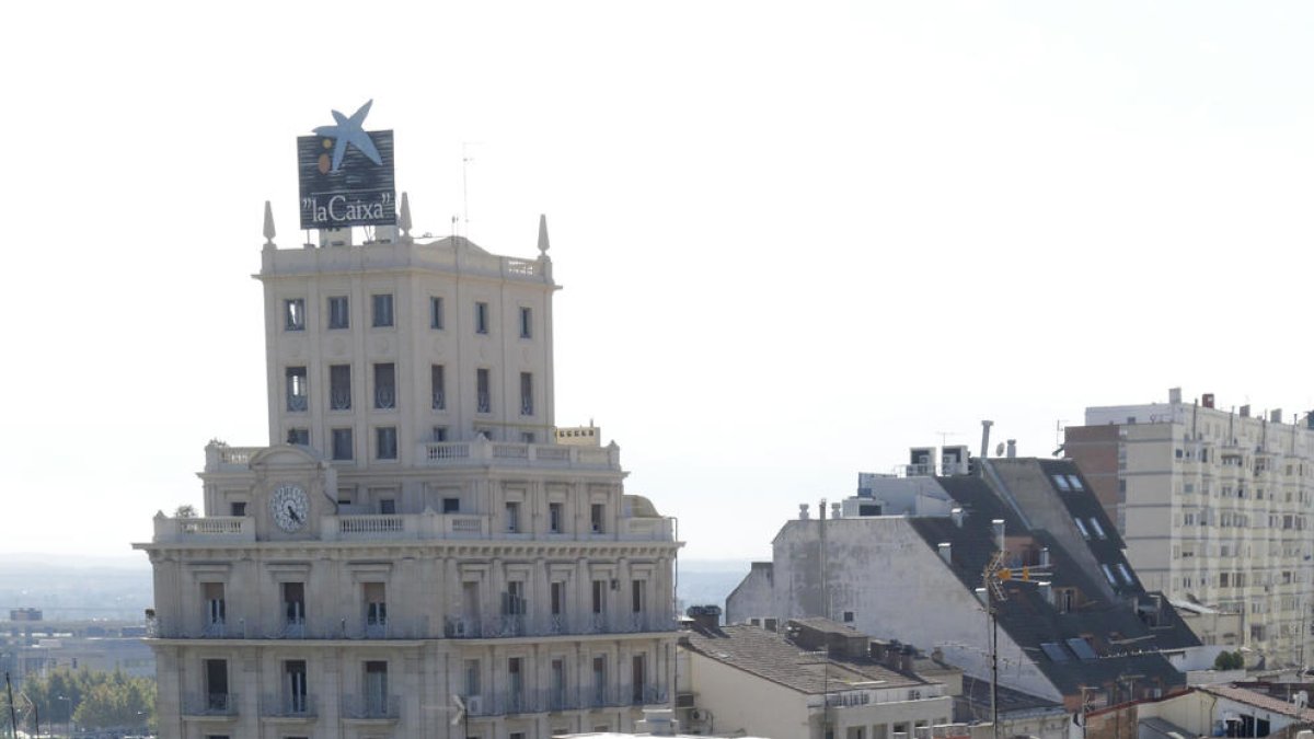 Vista de la carcassa metàl·lica que acollirà el futur ascensor.