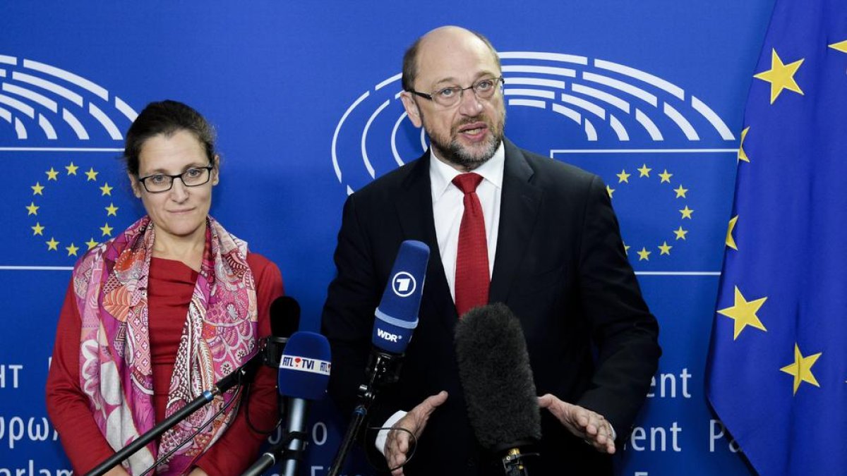 Martin Schulz i la ministra de Comerç canadenc, Chrystia Freeland, ahir al Parlament Europeu.