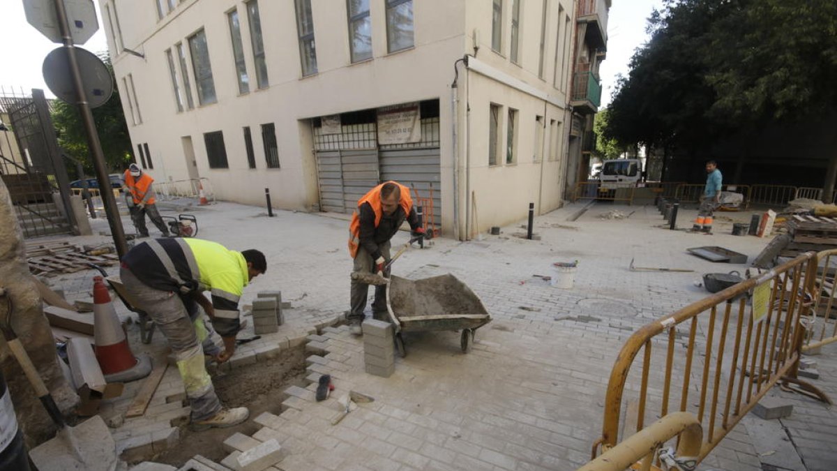 Obres per habilitar un nou pas elevat al carrer Lluís Besa, que està tallat des de fa dies.