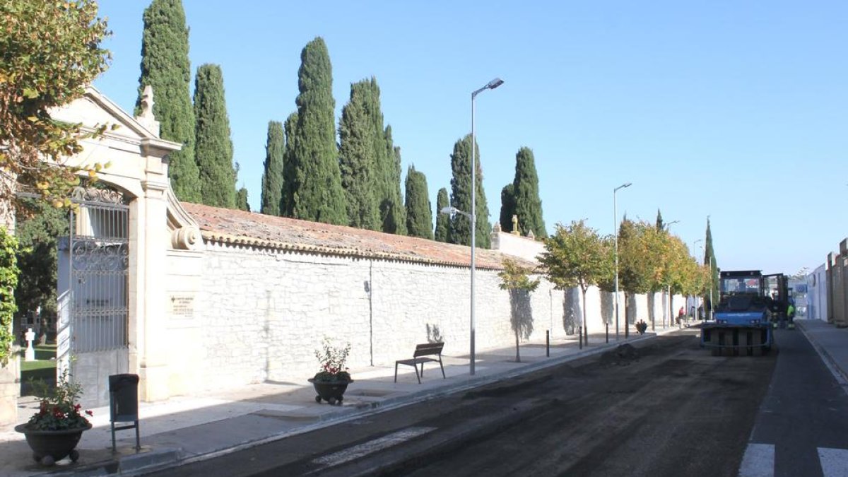 Obres de reasfaltatge del carrer Ferran Saperes de Tàrrega.