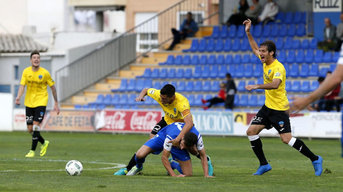 Fran Moreno protesta davant l’entrada d’un jugador de l’Alcoià en una acció del partit d’ahir al Collao.