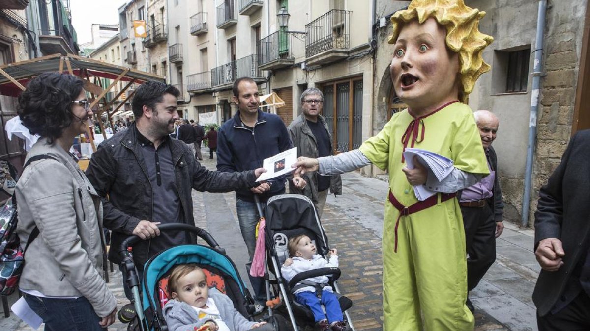 El Petit Príncep es va passejar pel carrer Major interactuant amb petits i grans.