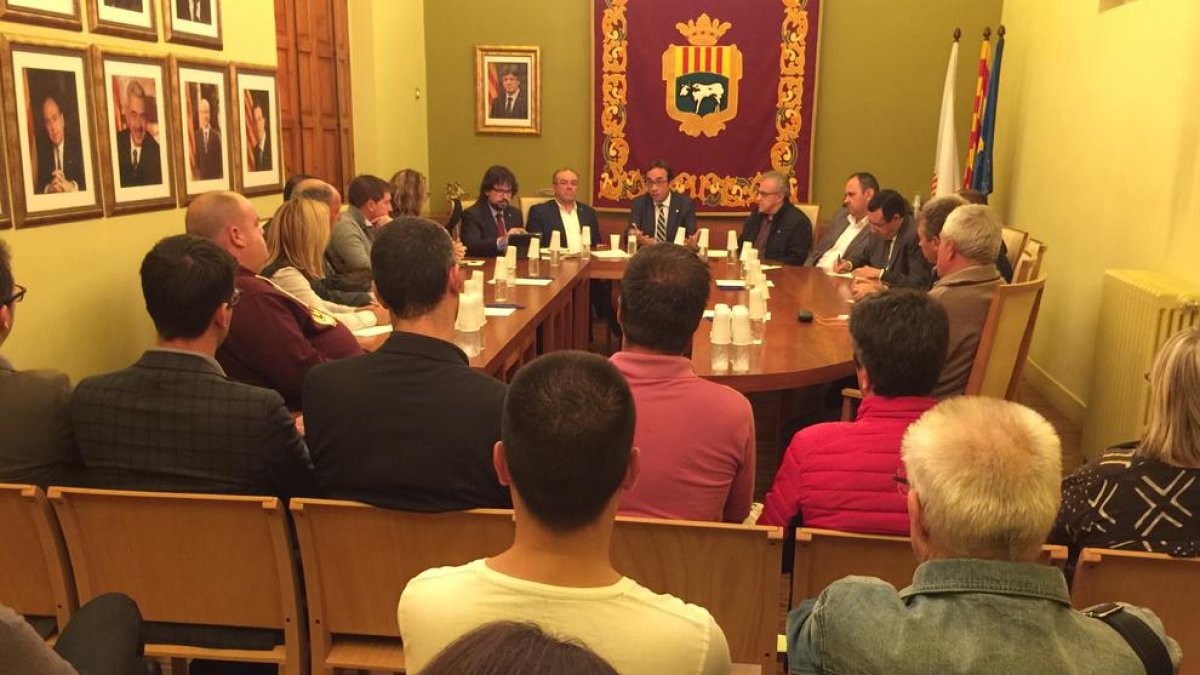 El conseller es va reunir amb els representants locals ahir a la nit a les Borges Blanques.