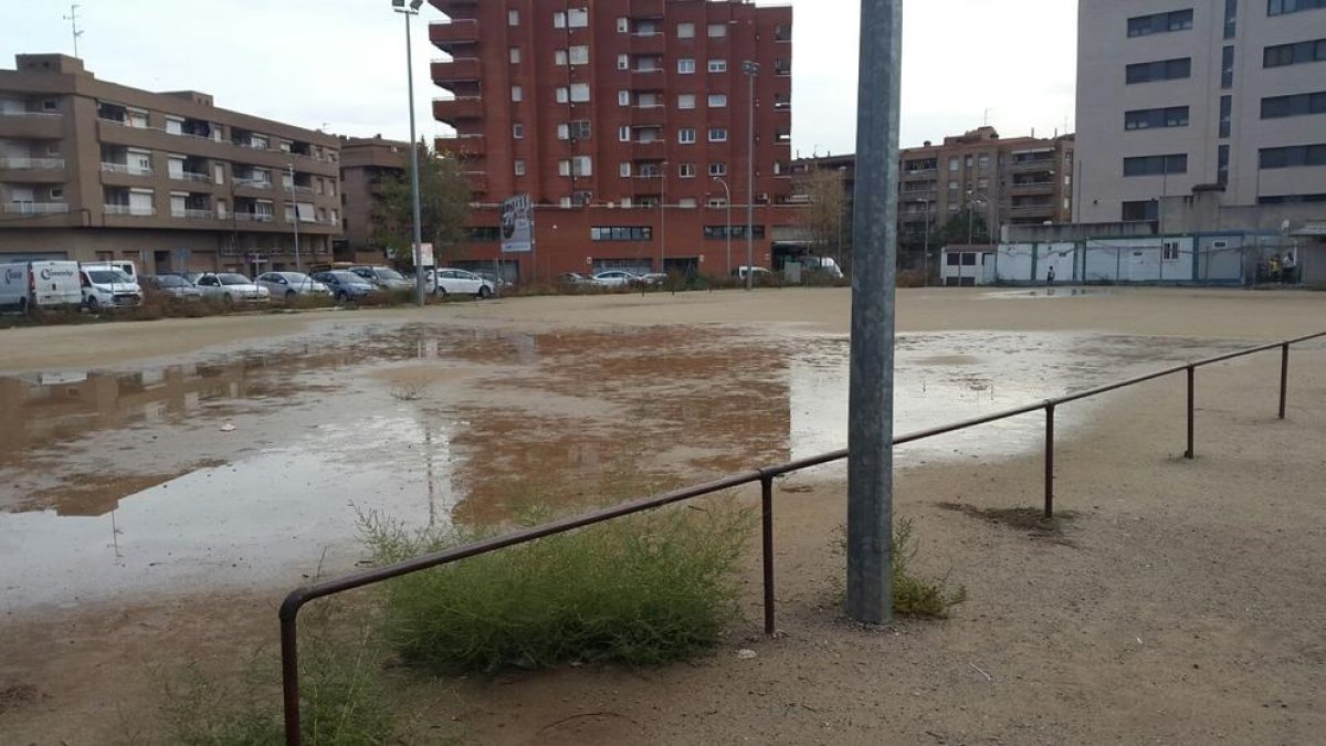 Aspecte que presentava ahir el camp de terra de la UE Balàfia després de la tempesta.