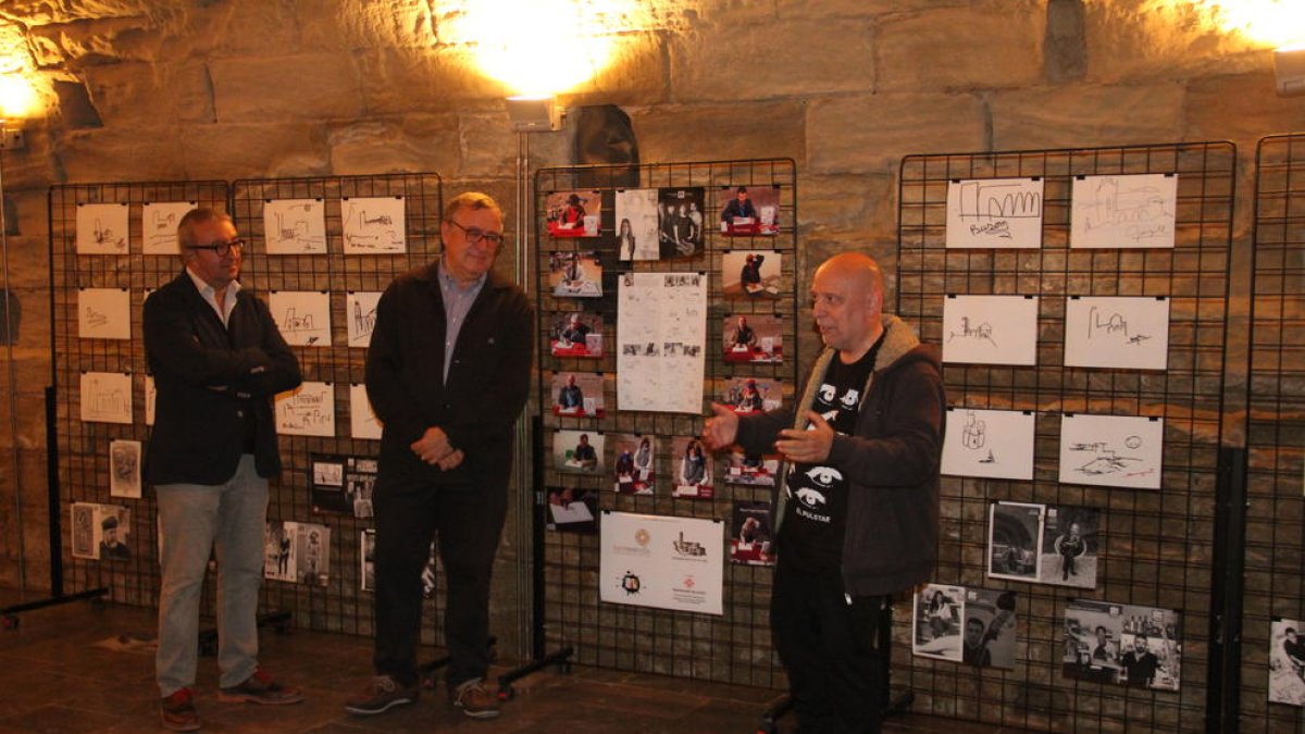 El director de la revista ‘Plec’, Josep Maria Maya, ahir explicant la iniciativa a la Seu Vella.