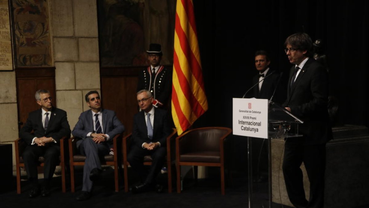 El president de la Generalitat, Carles Puigdemont, va agrair el treball dels tres guardonats.