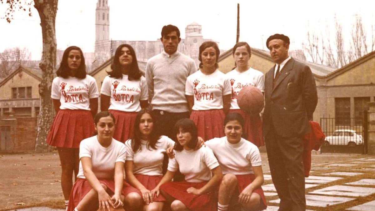 L’equip sènior femení del CB Pardinyes que va jugar la temporada 1970-1971.