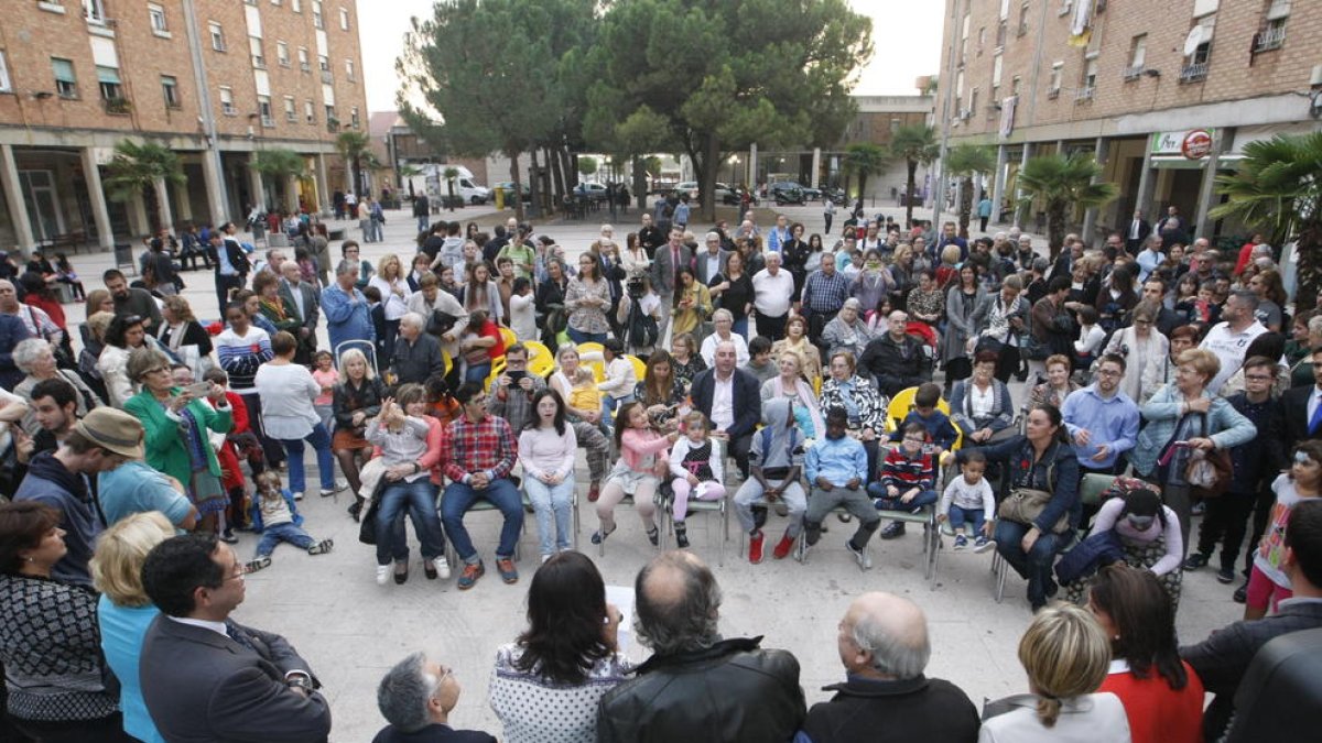 La plaça de Sant Pere es va omplir ahir de famílies i veïns amb motiu de la inauguració del nou local.