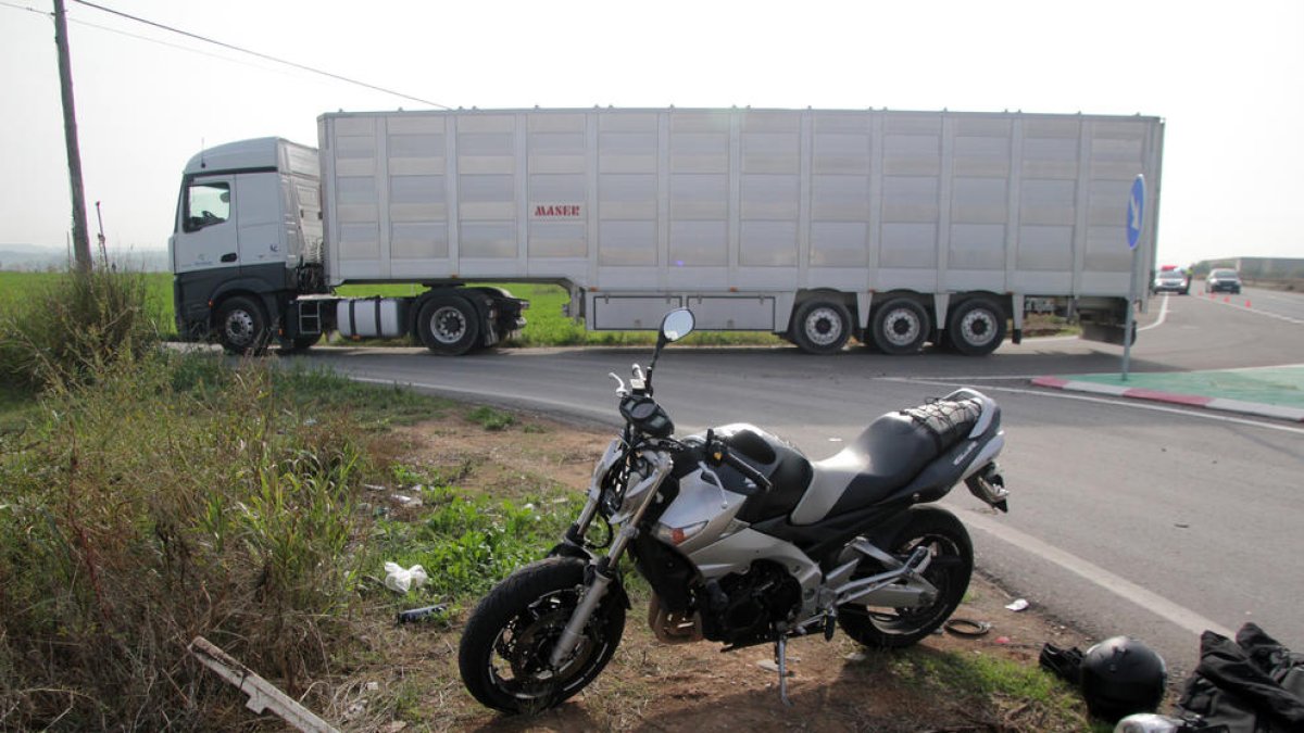 Una imatge de la motocicleta i el camió accidentats.