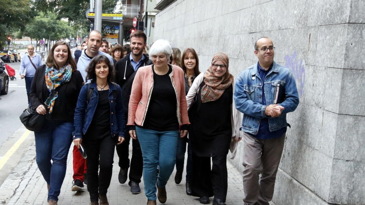 L’alcaldessa de Badalona, al costat dels sis regidors investigats, ahir a la porta dels jutjats.