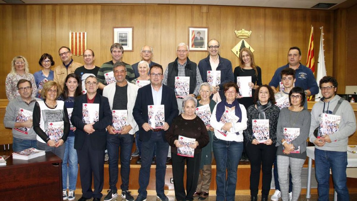 La presentació de la nova revista al consistori d’Alpicat.