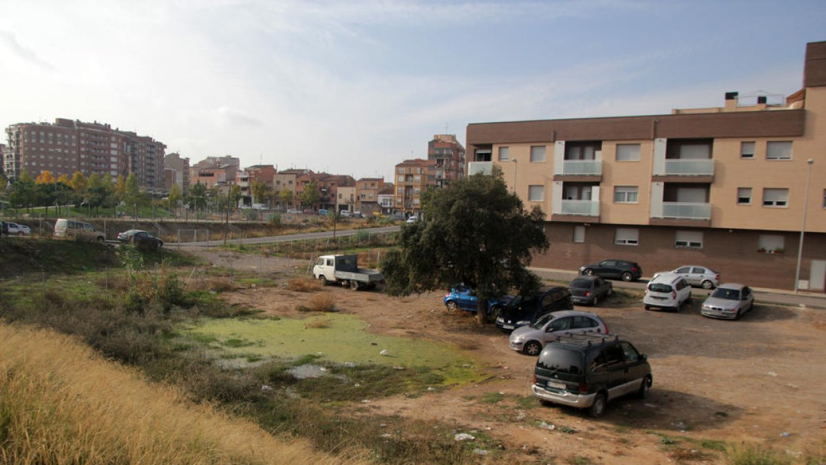 Vista del solar ubicat al costat del carrer Ramon Ramos Álvarez.