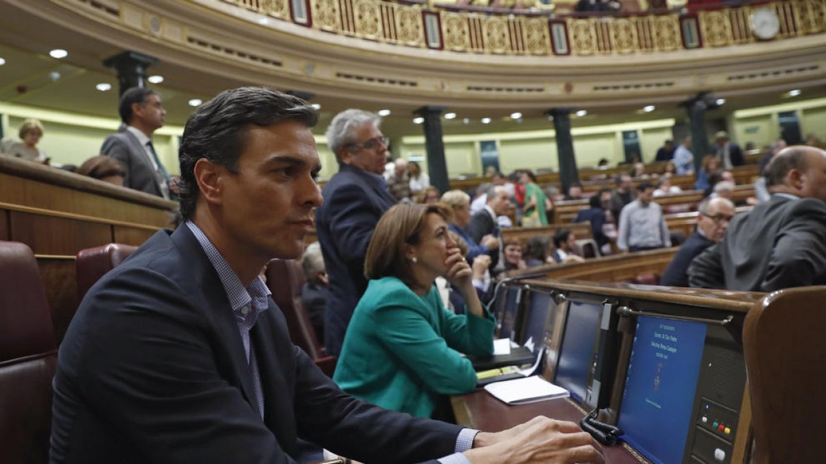 Durant el discurs del socialista Antonio Hernando, Pedro Sánchez es va mantenir fred i en silenci.