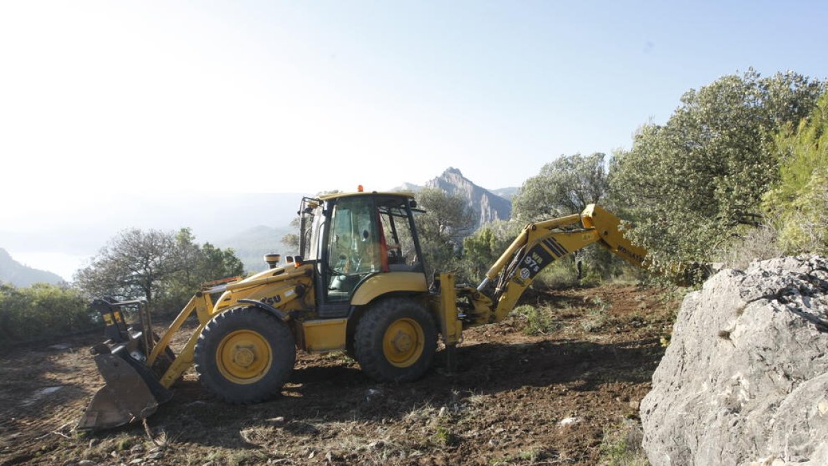 Les obres al municipi d’Àger per al pàrquing a l’accés a Mont-rebei.