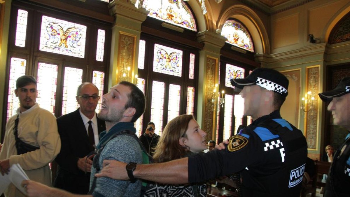 Joves han interrumpido del pleno de la Paeria con gritos e insultos.