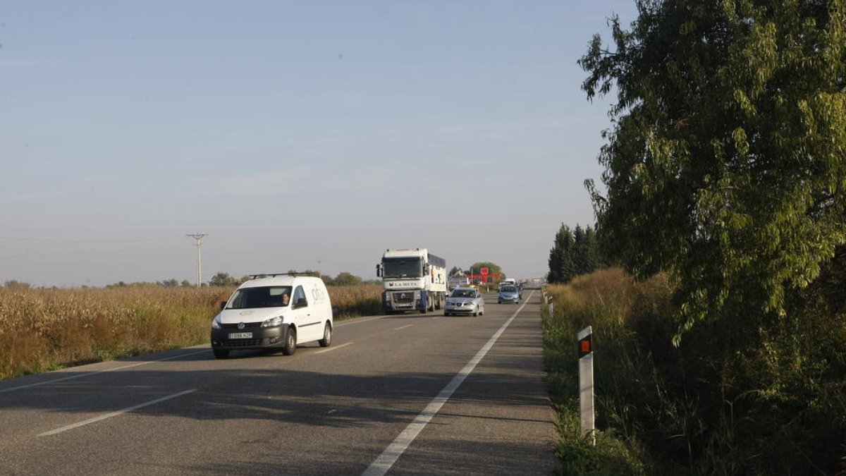 Vista del camió avariat ahir ocupant un carril de l’N-240 entre Lleida i Juneda.