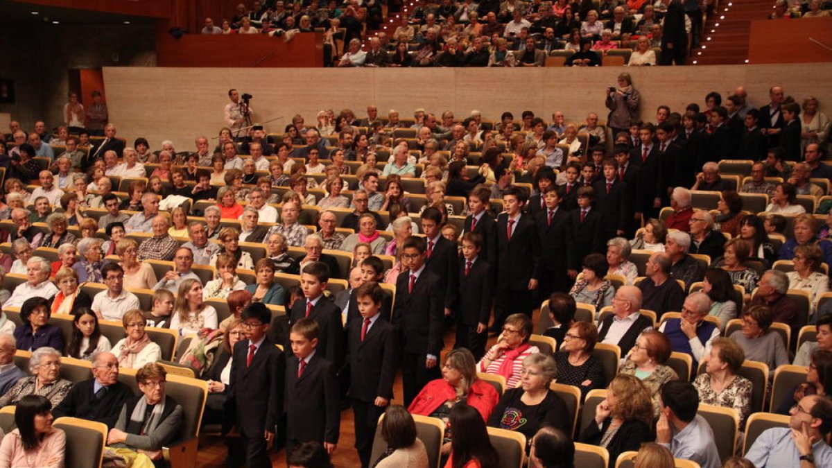 Els joves cantaires de l’Escolania de Montserrat van arribar a l’escenari desfilant entre el públic, que va omplir l’Auditori Enric Granados.